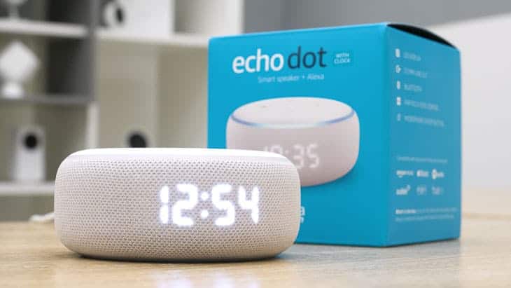 Amazon Echo Dot z zegar i pudełkiem