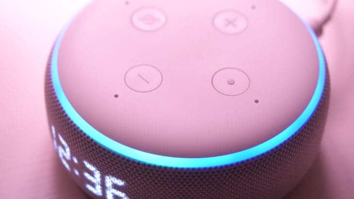 Amazon Echo Dot z zegar w różowym